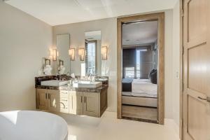ein Badezimmer mit zwei Waschbecken und einem großen Spiegel in der Unterkunft Two Bedroom Penthouse apartment hotel in Park City + 8 Fotos