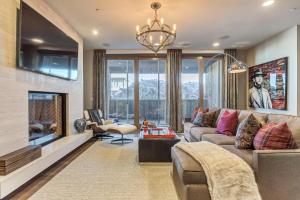ein Wohnzimmer mit Couch und Kamin in der Unterkunft Two Bedroom Penthouse apartment hotel in Park City