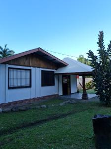 a house with a green lawn in front of it at Casa Samia in Cahuita