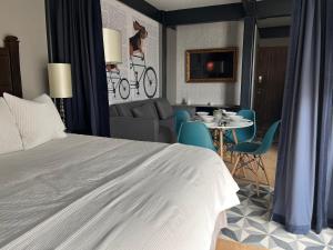pokój hotelowy z łóżkiem, stołem i krzesłami w obiekcie Espectacular Loft en la Condesa cama King Size w mieście Meksyk