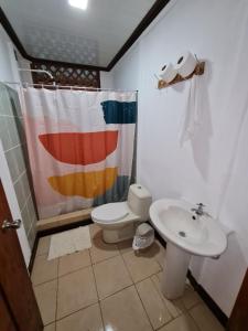 La salle de bains est pourvue de toilettes et d'un lavabo. dans l'établissement Casa Samia, à Cahuita