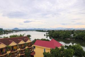 Vista arial de um rio com edifícios e um rio em Purple Hue - Charming Riverside em Hue