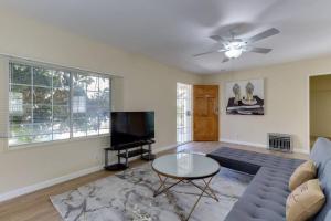 a living room with a couch and a tv at 3 bedroom Mid-Wilshire Charmer near Downtown in Los Angeles