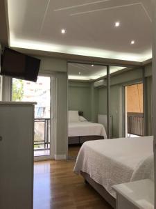Postel nebo postele na pokoji v ubytování Finer Things Flisvos Beach Condo in Palaio Faliro
