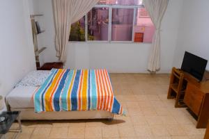 1 dormitorio con cama y ventana en Casa Pirhua, en Piura