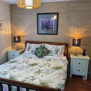 sypialnia z łóżkiem z 2 stolikami nocnymi i 2 lampami w obiekcie Maggie's Place in Cowes w mieście Cowes