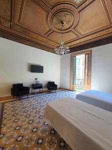 Кровать или кровати в номере Hostal Lausanne