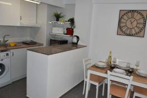 Kuchyňa alebo kuchynka v ubytovaní Apartment At The Beach -La Malagueta-Free Parking- + 14 fotografií