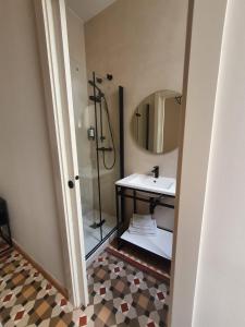 y baño con ducha, lavabo y espejo. en Hostal Lausanne en Barcelona