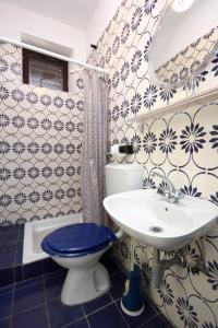 y baño con aseo azul y lavamanos. en Apartment Arbanija 9423a, en Trogir