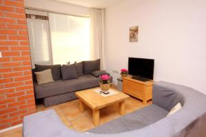 TV a/nebo společenská místnost v ubytování Apartments with a parking space Okrug Gornji, Ciovo - 9444