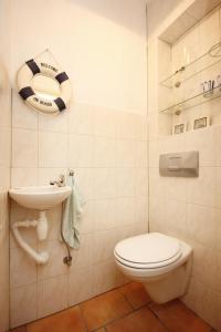 Koupelna v ubytování Apartments with a parking space Okrug Gornji, Ciovo - 9444