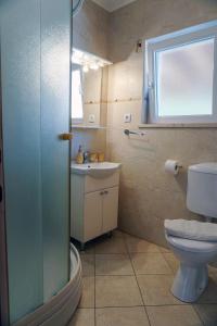 une salle de bains avec toilettes et lavabo dans l'établissement Apartments by the sea Lumbarda, Korcula - 9325, à Lumbarda 35 autres photos