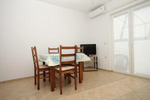Televízia a/alebo spoločenská miestnosť v ubytovaní Apartments by the sea Zubovici, Pag - 9363