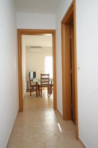Televízia a/alebo spoločenská miestnosť v ubytovaní Apartments by the sea Zubovici, Pag - 9363