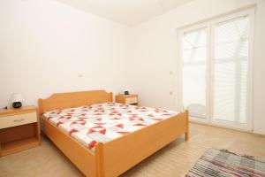 Posteľ alebo postele v izbe v ubytovaní Apartments by the sea Zubovici, Pag - 9363