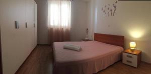 Posteľ alebo postele v izbe v ubytovaní Apartments by the sea Zubovici, Pag - 9363