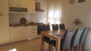 Kuchyňa alebo kuchynka v ubytovaní Apartments by the sea Zubovici, Pag - 9363