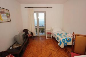 Postel nebo postele na pokoji v ubytování Apartments by the sea Podstrana, Split - 9412