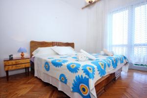 Postel nebo postele na pokoji v ubytování Apartments by the sea Podstrana, Split - 9412