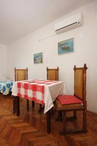 Postel nebo postele na pokoji v ubytování Apartments by the sea Podstrana, Split - 9412