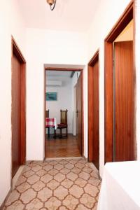 Postel nebo postele na pokoji v ubytování Apartments by the sea Podstrana, Split - 9412