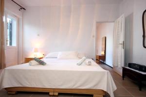 Postel nebo postele na pokoji v ubytování Apartments by the sea Podstrana, Split - 9412