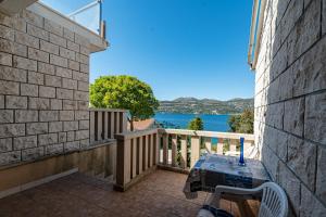 balcone con tavolo e vista sull'acqua di Apartments by the sea Tri Zala, Korcula - 9317 a Korčula
