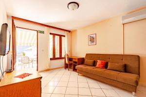 un soggiorno con divano e tavolo di Apartments by the sea Tri Zala, Korcula - 9317 a Korčula