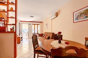 un soggiorno con tavolo e divano di Apartments by the sea Tri Zala, Korcula - 9317 a Korčula