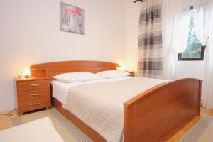 Posteľ alebo postele v izbe v ubytovaní Apartments with parking spaces Pag - 9388