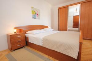 Posteľ alebo postele v izbe v ubytovaní Apartments with parking spaces Pag - 9388
