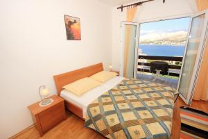 Posteľ alebo postele v izbe v ubytovaní Apartments with parking spaces Pag - 9388