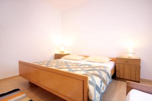 Posteľ alebo postele v izbe v ubytovaní Apartments with parking spaces Pag - 9388