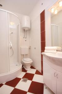 Kúpeľňa v ubytovaní Apartments with parking spaces Pag - 9388 + 32 fotografií