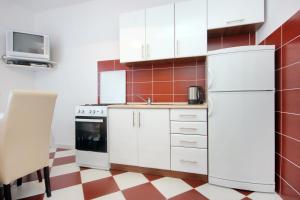 Kuchyňa alebo kuchynka v ubytovaní Apartments with parking spaces Pag - 9388