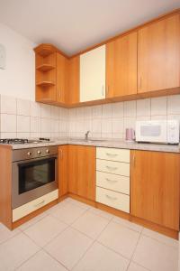 Kuchyňa alebo kuchynka v ubytovaní Apartments with parking spaces Pag - 9388