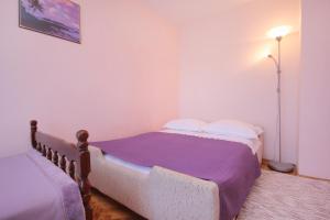 Posteľ alebo postele v izbe v ubytovaní Apartments with parking spaces Pag - 9388