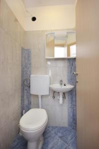 uma casa de banho com um WC e um lavatório em Apartments by the sea Vlasici, Pag - 9324 em Vlasici