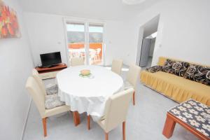 uma sala de estar com uma mesa e um sofá em Apartments by the sea Vlasici, Pag - 9324 em Vlasici