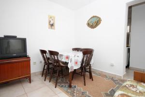 Televisyen dan/atau pusat hiburan di Apartments with a parking space Vlasici, Pag - 9348