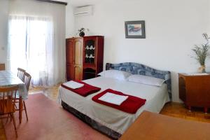 ein Schlafzimmer mit einem Bett mit zwei Handtüchern darauf in der Unterkunft Apartments with a parking space Bosana, Pag - 9374 in Pag