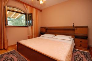 Postel nebo postele na pokoji v ubytování Apartments by the sea Karbuni, Korcula - 9308