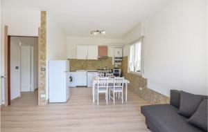 kuchnia i salon ze stołem i kanapą w obiekcie 2 Bedroom Stunning Apartment In Rapallo w Rapallo