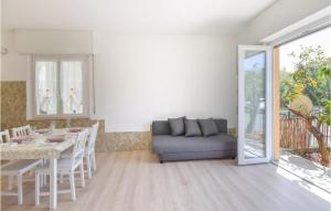 salon z kanapą i stołem w obiekcie 2 Bedroom Stunning Apartment In Rapallo w Rapallo +11 zdjęć