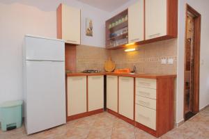 Kuchyň nebo kuchyňský kout v ubytování Apartments by the sea Stara Novalja, Pag - 9396 + 31 fotografií