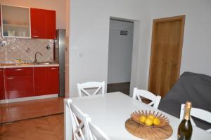 Kuchyň nebo kuchyňský kout v ubytování Apartments by the sea Stara Novalja, Pag - 9396