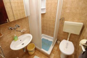 La petite salle de bains est pourvue d'une douche et d'un lavabo. dans l'établissement Apartments by the sea Zavalatica, Korcula - 9315, à Zavalatica