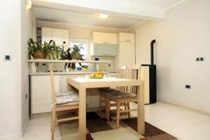 Кухня или мини-кухня в Apartments by the sea Stara Novalja, Pag - 9416
