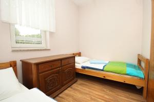 Кровать или кровати в номере Apartments by the sea Stara Novalja, Pag - 9416